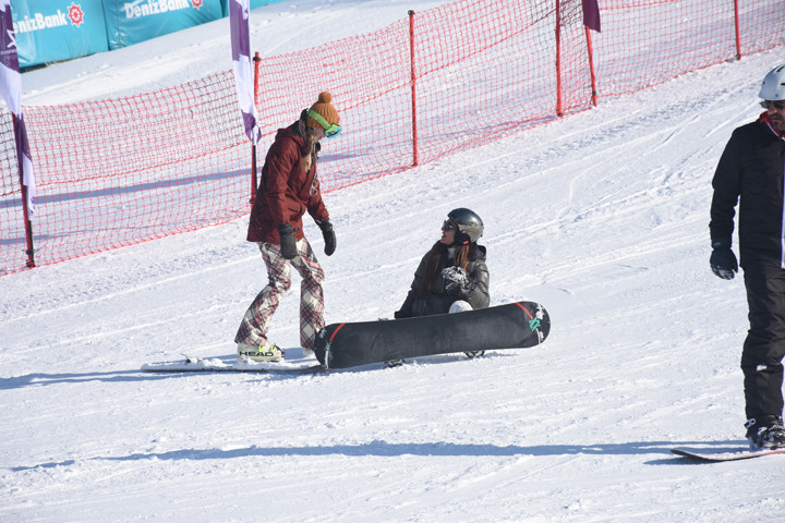Ayşe Tolganın snowboard öğrenme azmi