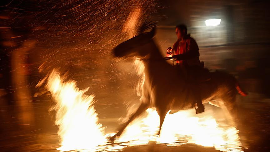 Atın ve ateşin festivali: Las Luminarias
