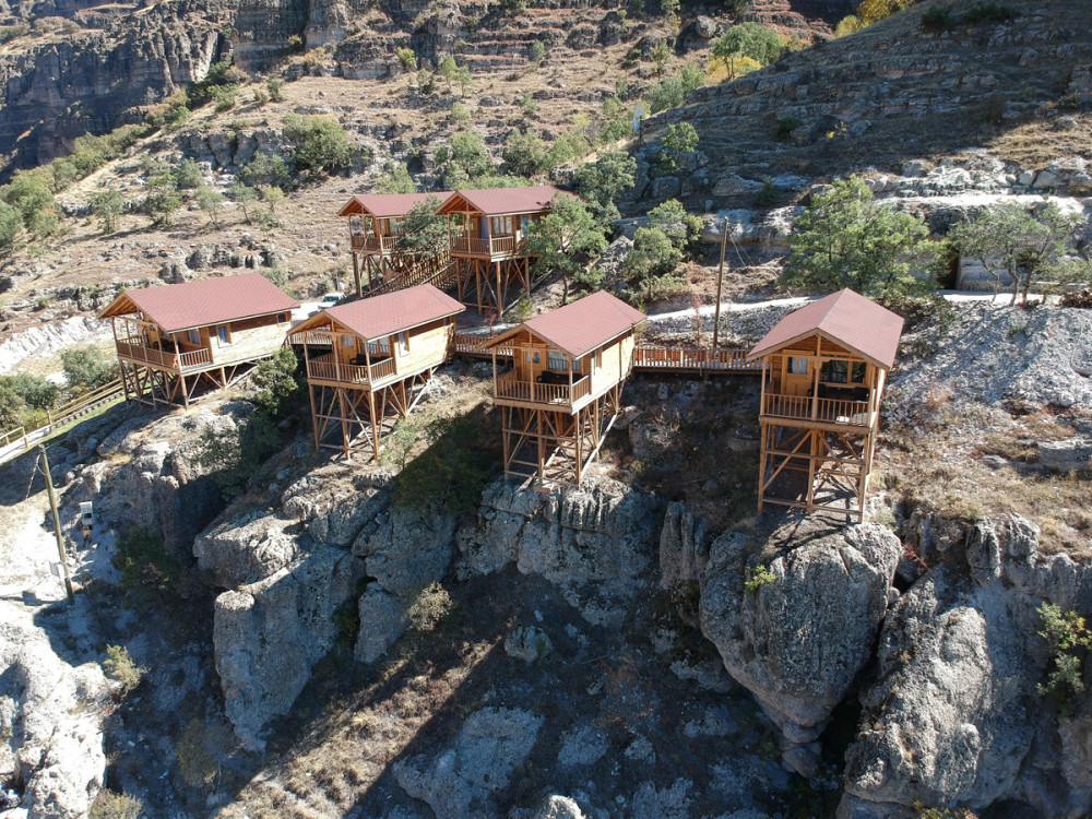 Friglerden kalma 3500 yıllık kaya evleri otel oluyor