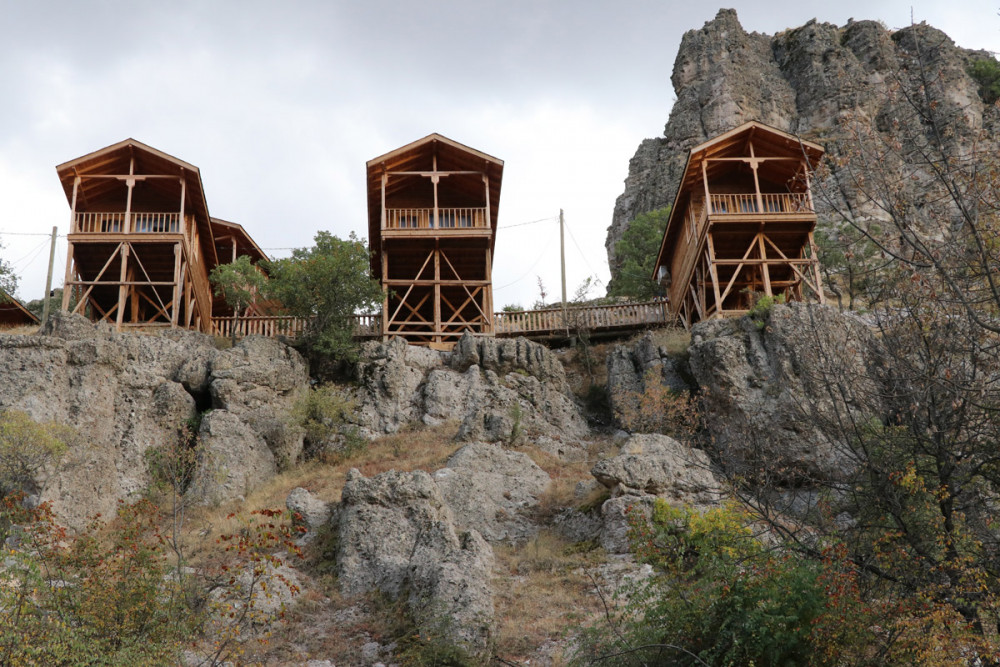 Friglerden kalma 3500 yıllık kaya evleri otel oluyor