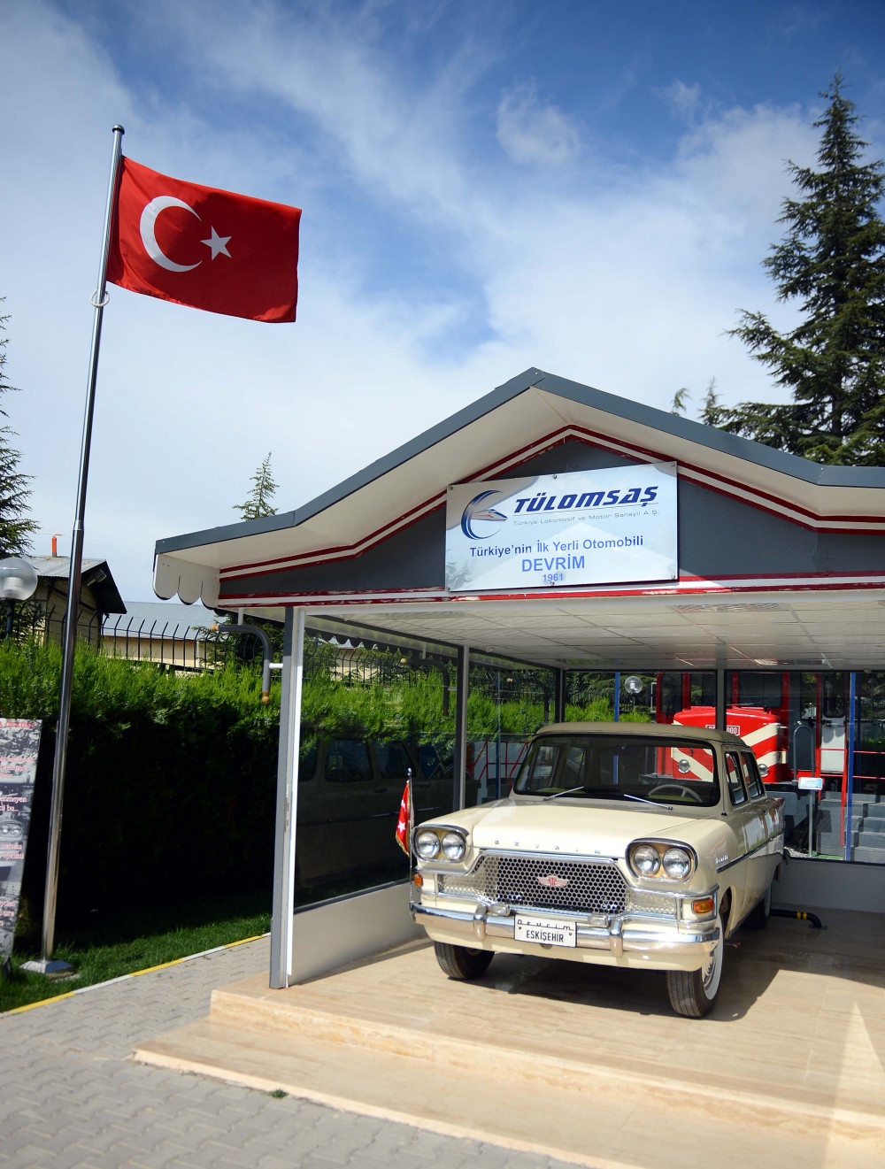 Türkiye&#039;nIn Ilk Otomobili Devrim  : .iLgili Söylemini Devam Ettirdikçe, Akıllara Türkiye�nIn Ilk Yerli Otomobili Olan Devrim Geldi.