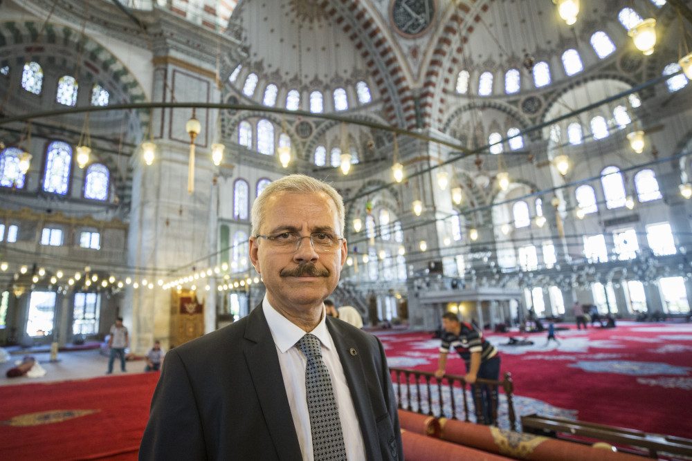 Fatih Camisi tarihi halılarına tekrar kavuştu