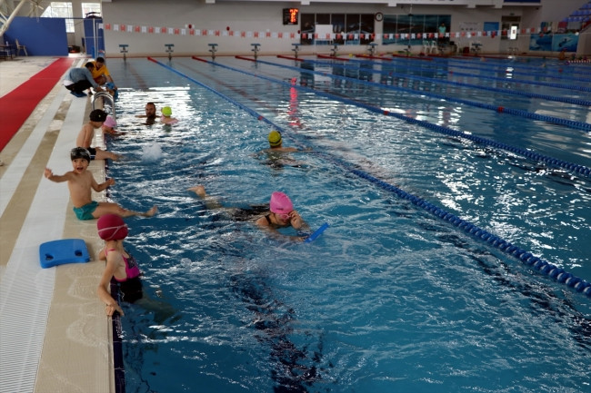 Özel çocuklar yüzme kurslarıyla sosyalleşiyor