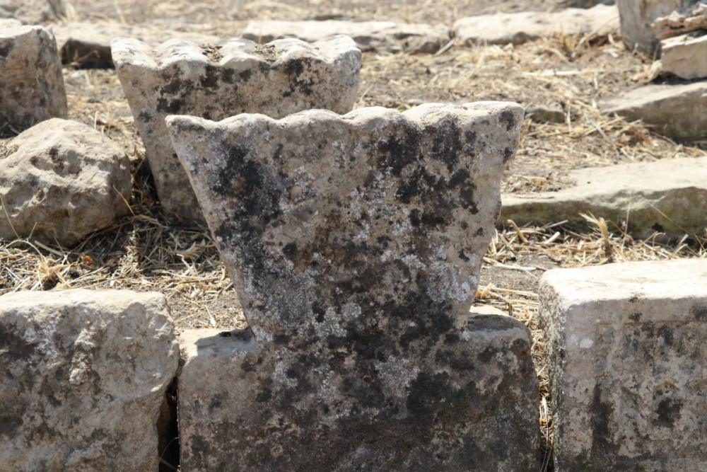 Sadece Hasankeyfte bulunan ters üçgen süslemeli mezar taşları