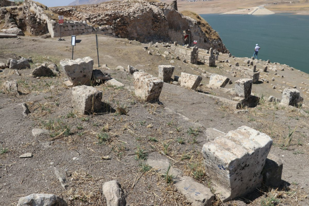 Sadece Hasankeyfte bulunan ters üçgen süslemeli mezar taşları