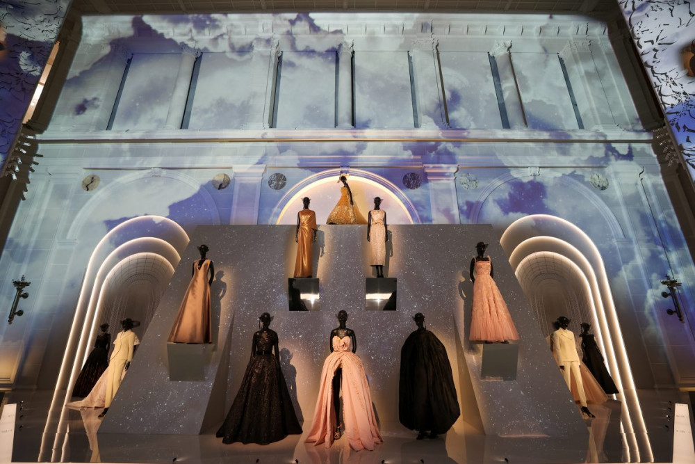 Christian Dior: Designer of Dreams Sergisi
