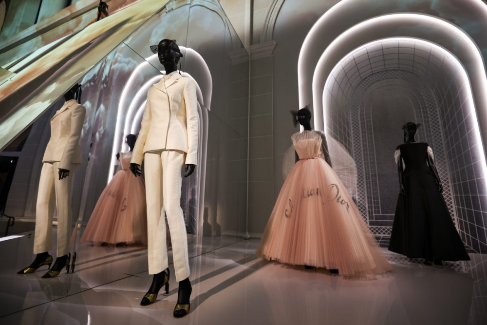 Christian Dior: Designer of Dreams Sergisi