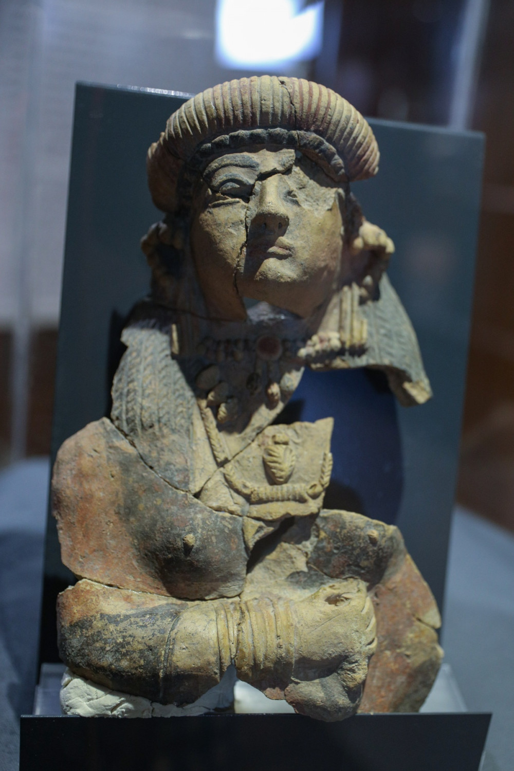 İzmirde 40 parça olarak bulunan  Athena heykelinin parçaları birleştirildi