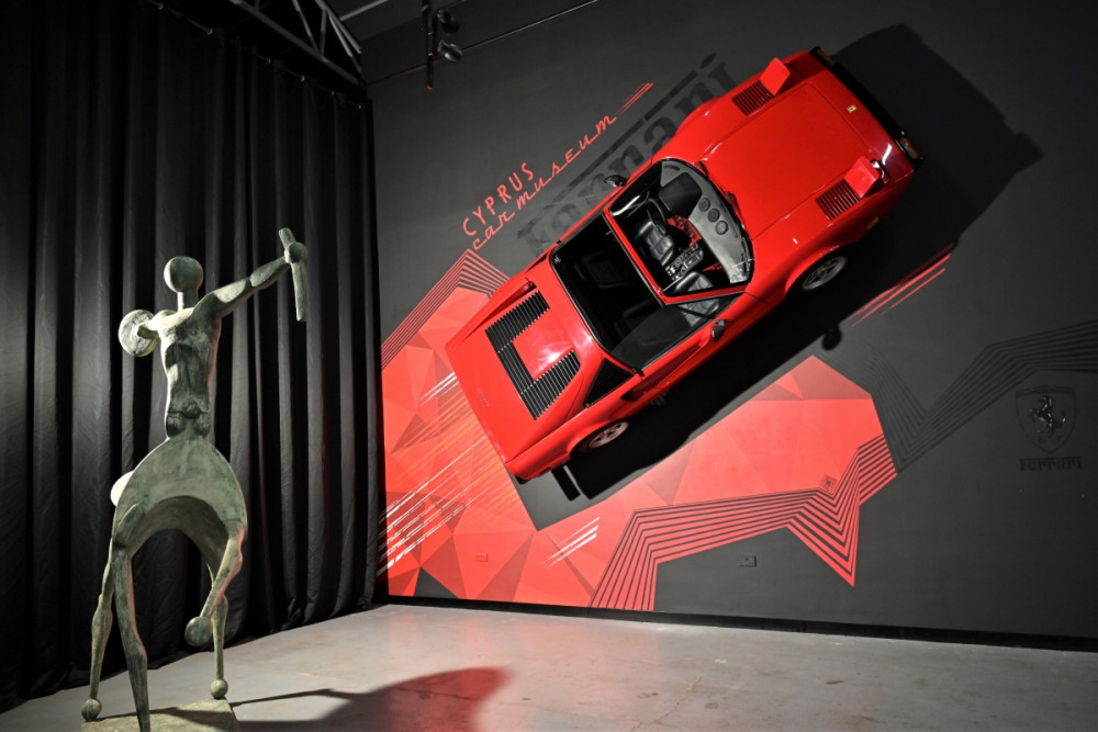 Kıbrıs Araba Müzesi efsane otomobil modellerini barındırıyor
