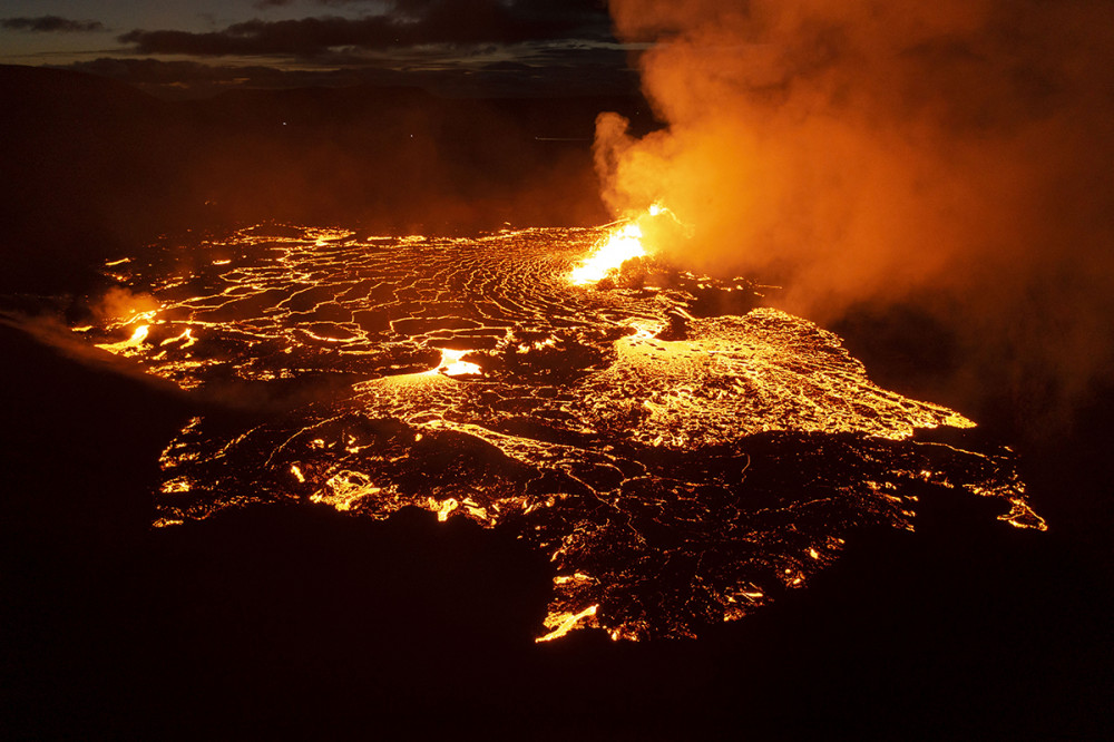 İzlandada yanardağ patlaması 