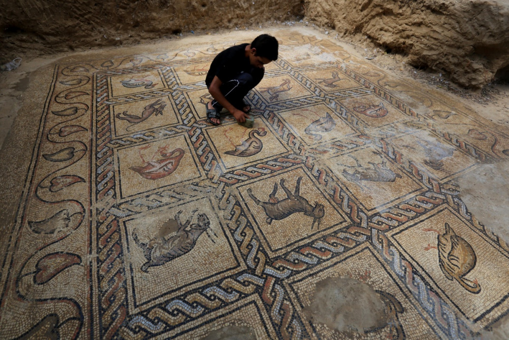 Filistinli Çiftçi tarlasında mozaik buldu