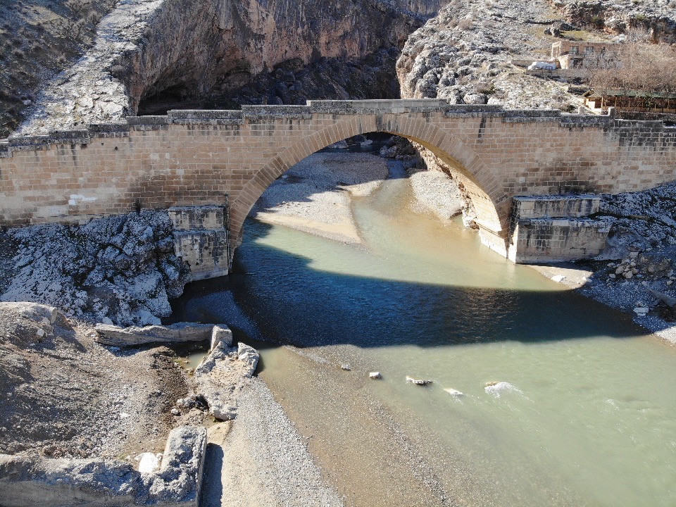 İki bin yıllık Cendere Köprüsü depremlere meydan okuyor