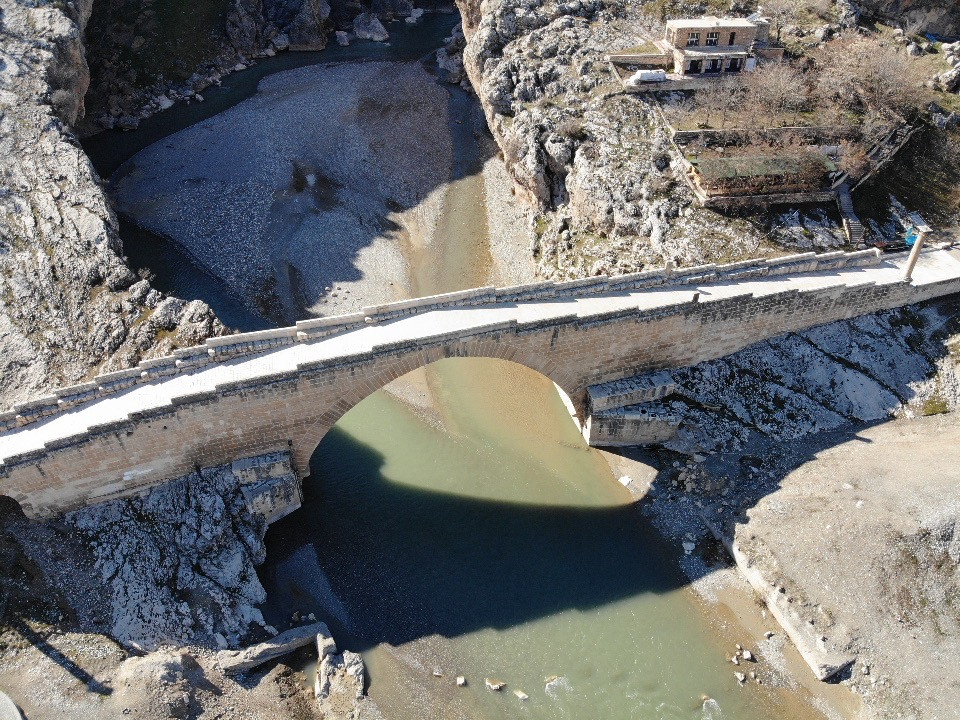 İki bin yıllık Cendere Köprüsü depremlere meydan okuyor