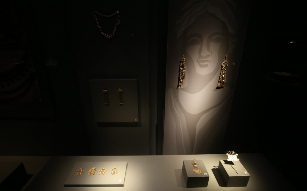 Troyalı kadınların kullandığı  göz kamaştırıcı altın takılar