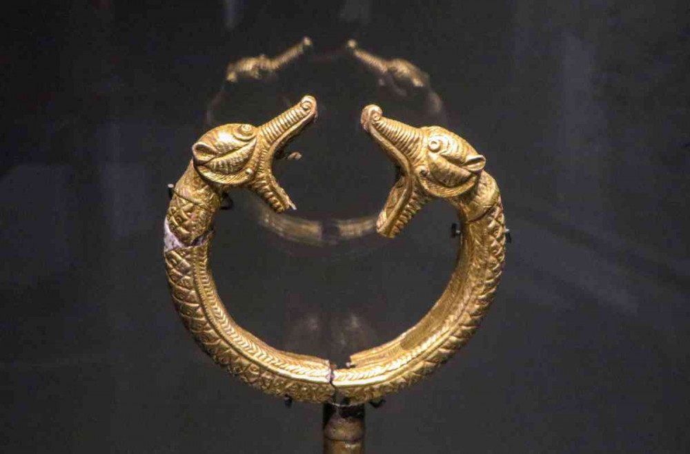Sultan Alpaslanın altın kaplama çift başlı ejderli tuğu