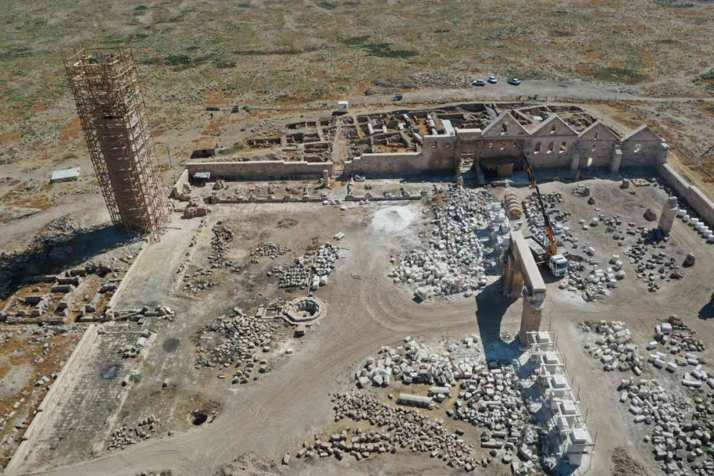Sekiz bin aynı anda namaz kıldığı dev camiyi arkeologlar topraktan çıkartıyor