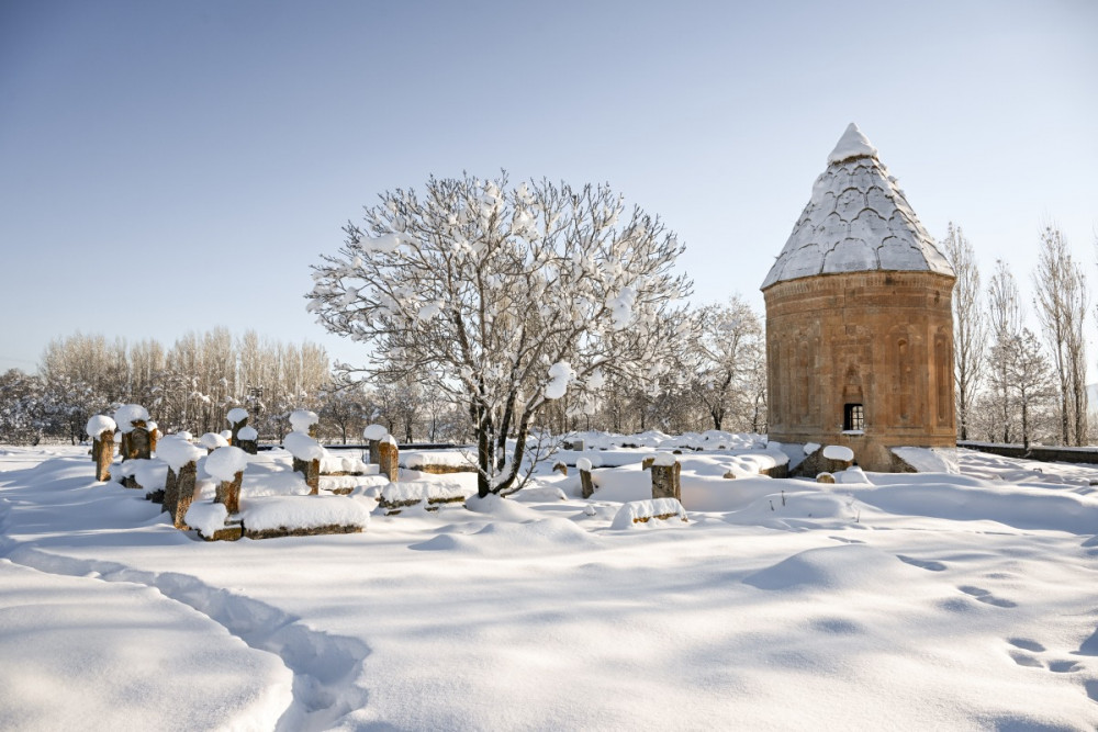 Van Gevaş ilçesinde Selçuk Mezarlığından kış manzaraları