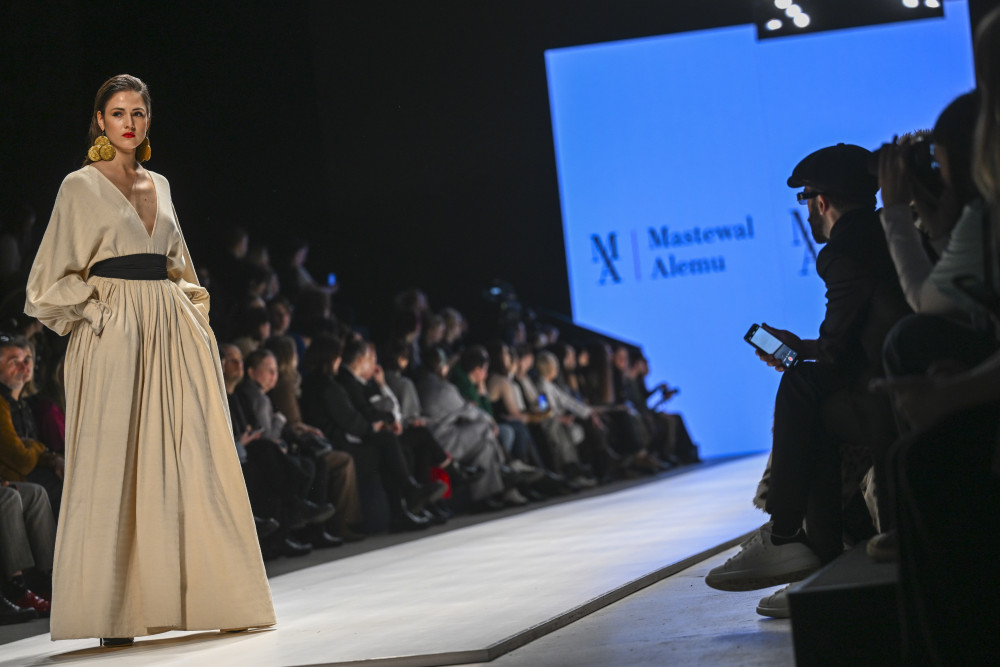Mastewal Alemunun Moskova Moda Haftası defilesi