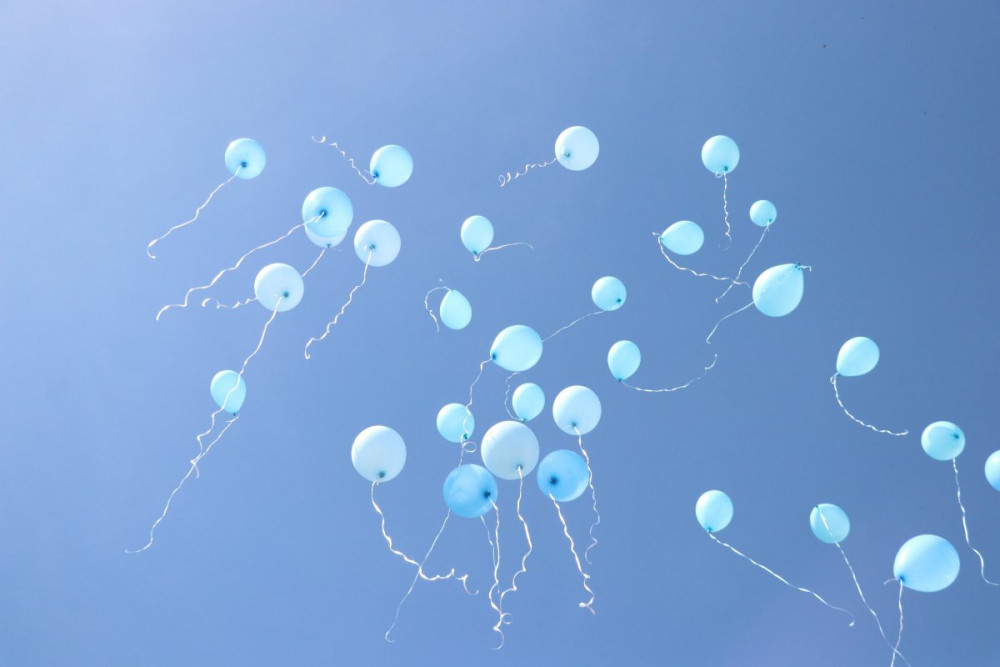 Otizm Farkındalığı için gökyüzü balonlarla kaplandı