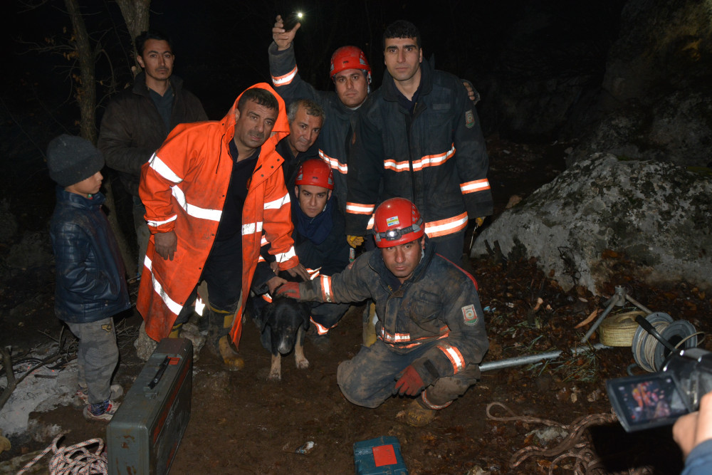 Sahibi kayalıktan kurtarılan köpeğine sarıldı