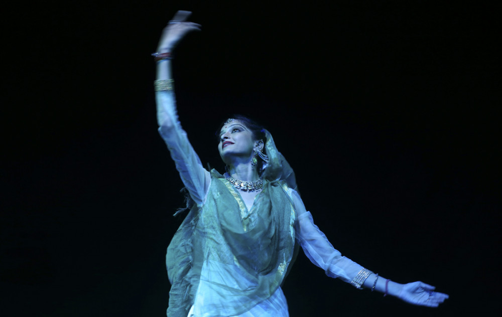  Abhivyanjna Hint Dans Grubundan Kathak dansı