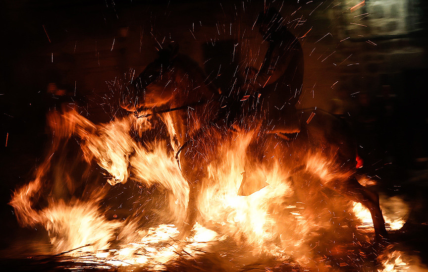 Atın ve ateşin festivali: Las Luminarias