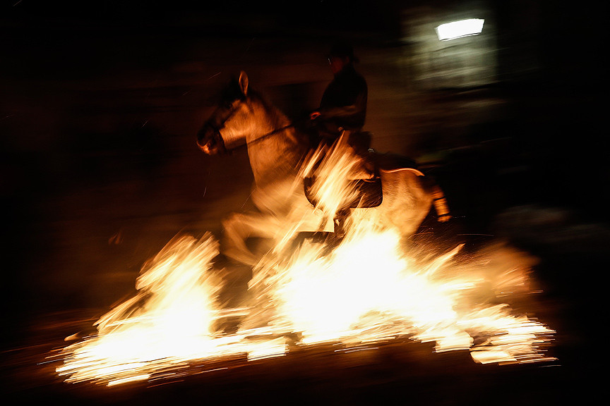 Atın ve ateşin festivali: Las Luminarias