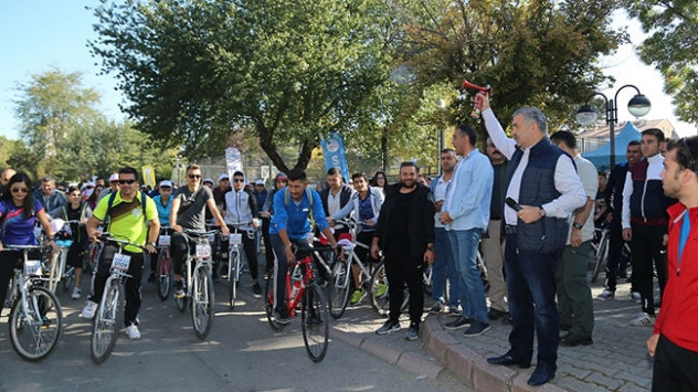 Her Pedal Bir Kitap etkinliğiyle köy okulları için kitap topladılar