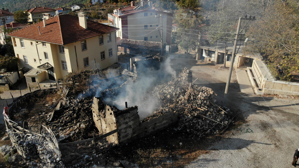 Aksekide  tarihi düğmeli evde yangın