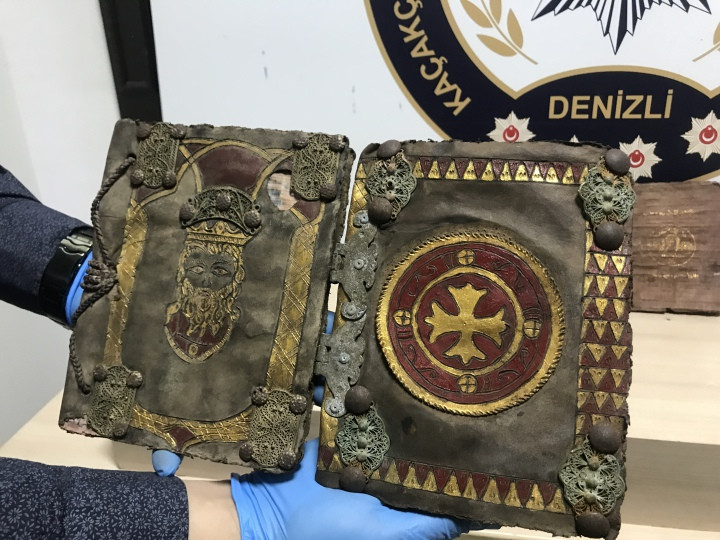 Denizlide paha biçilemeyen tarihi kitaplar yakalandı