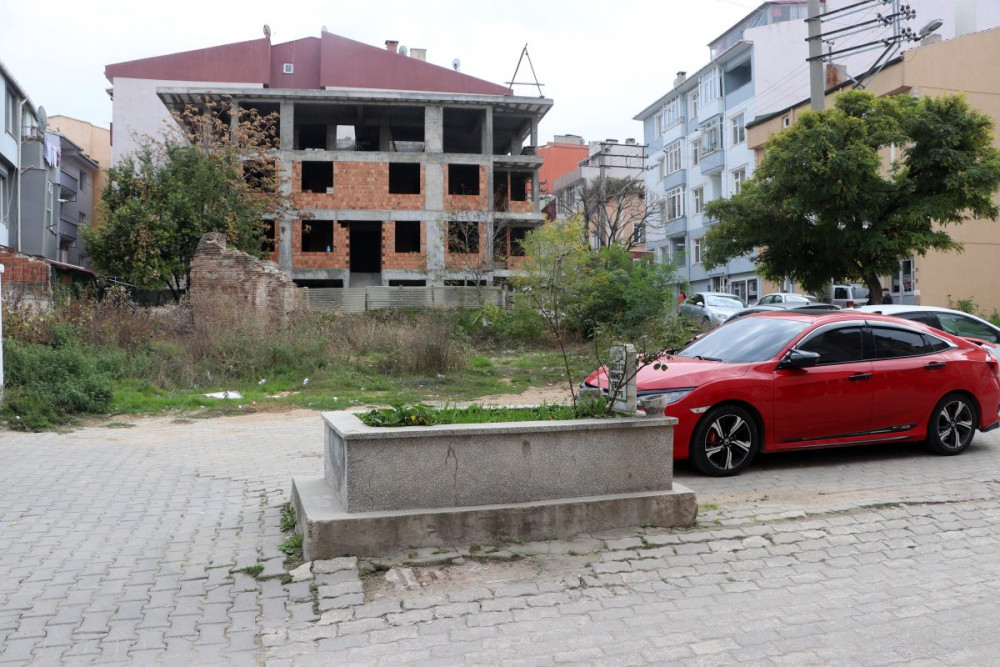 Edirnede yol ortasında mezar tartışması