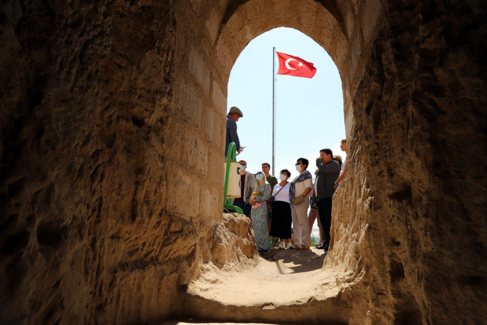 Aziz Mercuriusun Aksaraydaki mezarı ve eşinin kafatası yoğun ilgi görüyor