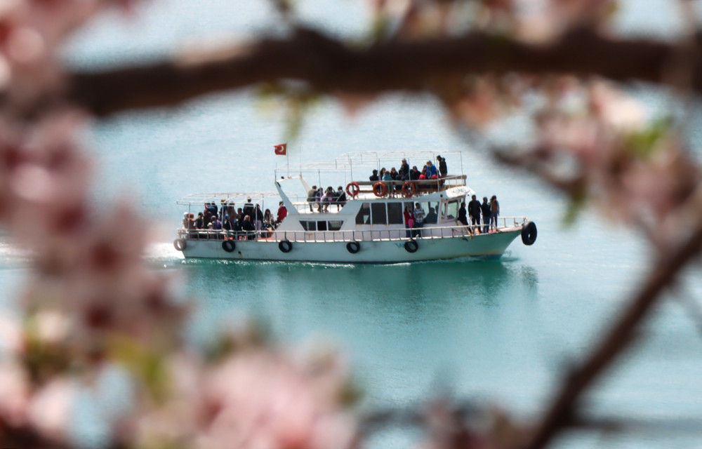 Akdamar Adası, badem çiçekleri ile şenlendi