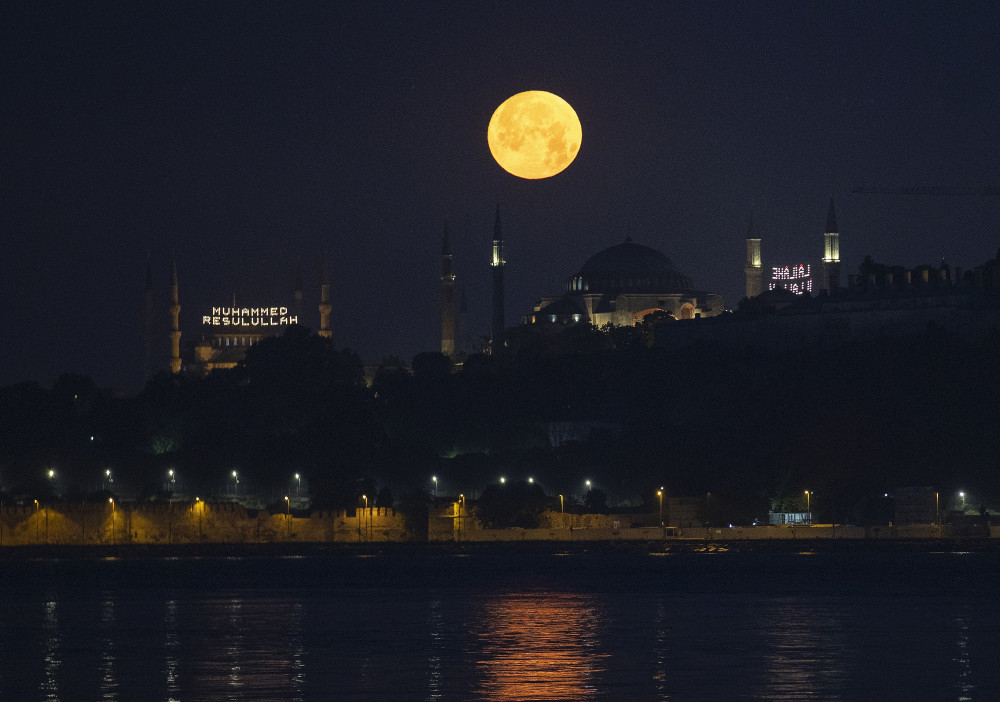 İstanbuldan Süper Ay manzaraları: 14 Haziran