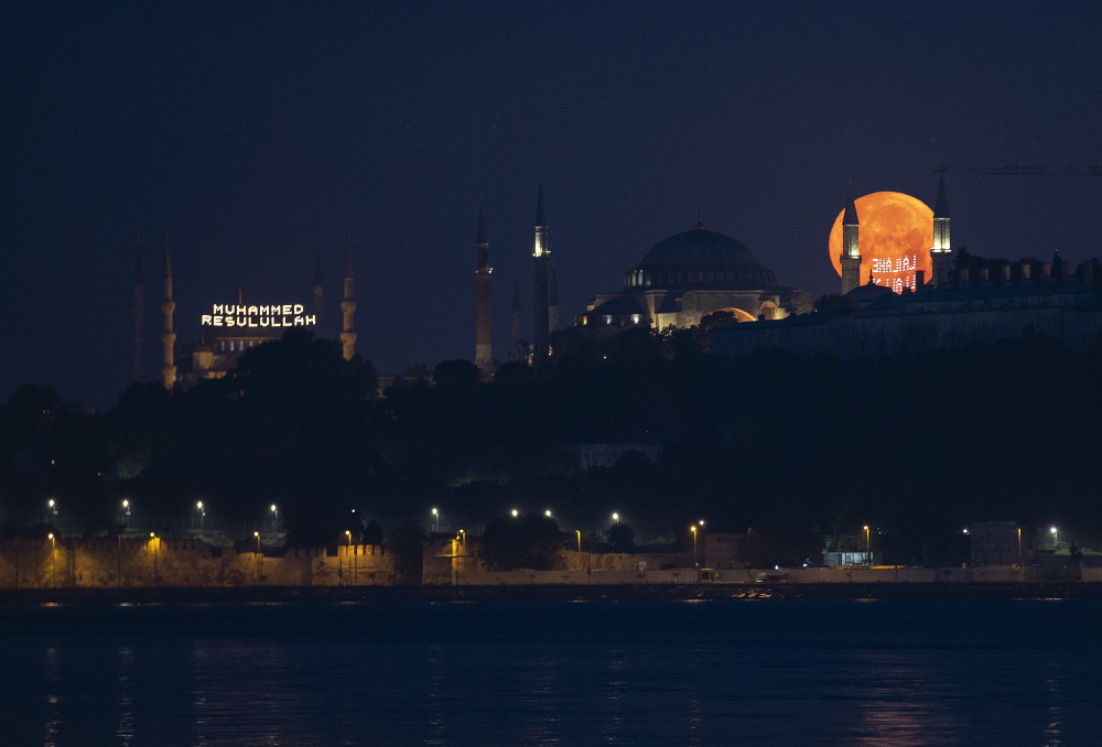 İstanbuldan Süper Ay manzaraları: 14 Haziran