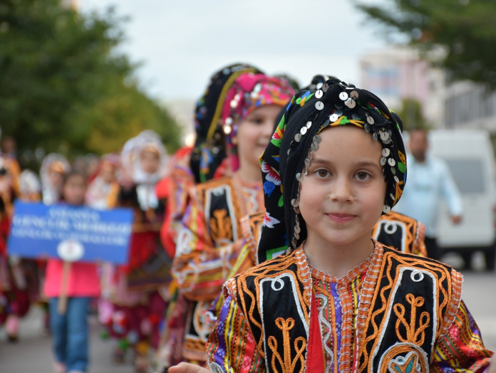 Sivasta folklorcuların korteji ile şenlendi