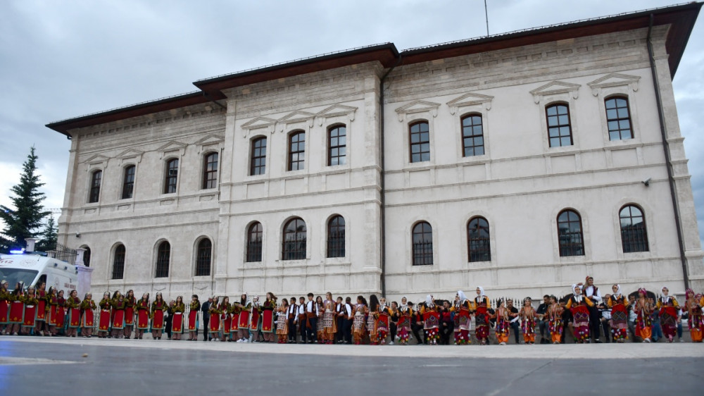 Sivasta folklorcuların korteji ile şenlendi