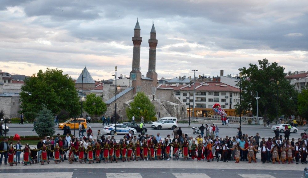 Sivasta folklorcuların korteji ile şenlendi