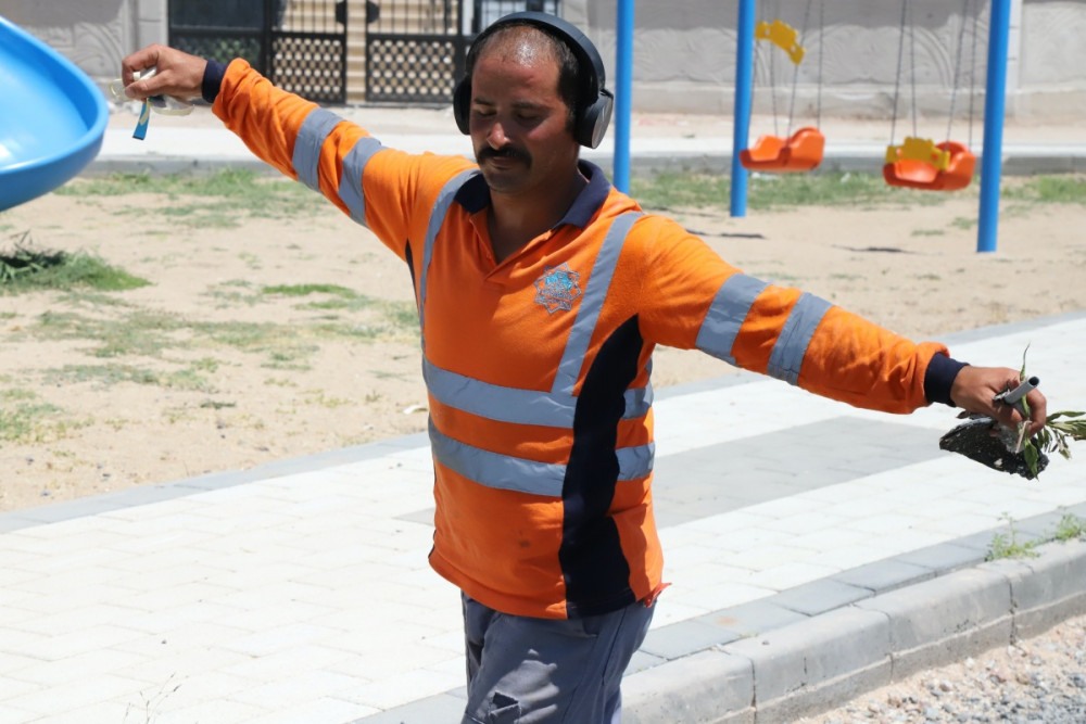 Dans ederek çalışıyor, güle oynaya evine gidiyor