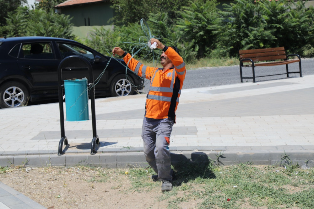 Dans ederek çalışıyor, güle oynaya evine gidiyor