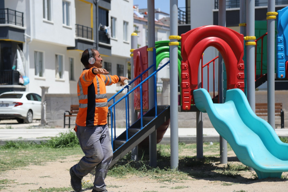 Dans ederek çalışıyor, güle oynaya evine gidiyor