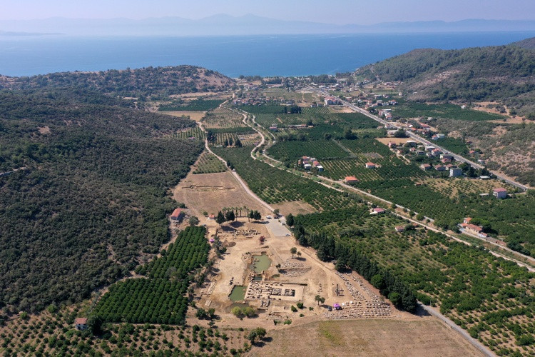 Leto, Apollon ve Artemisin 7 metrelik heykelleri ayağa kaldırılıyor 