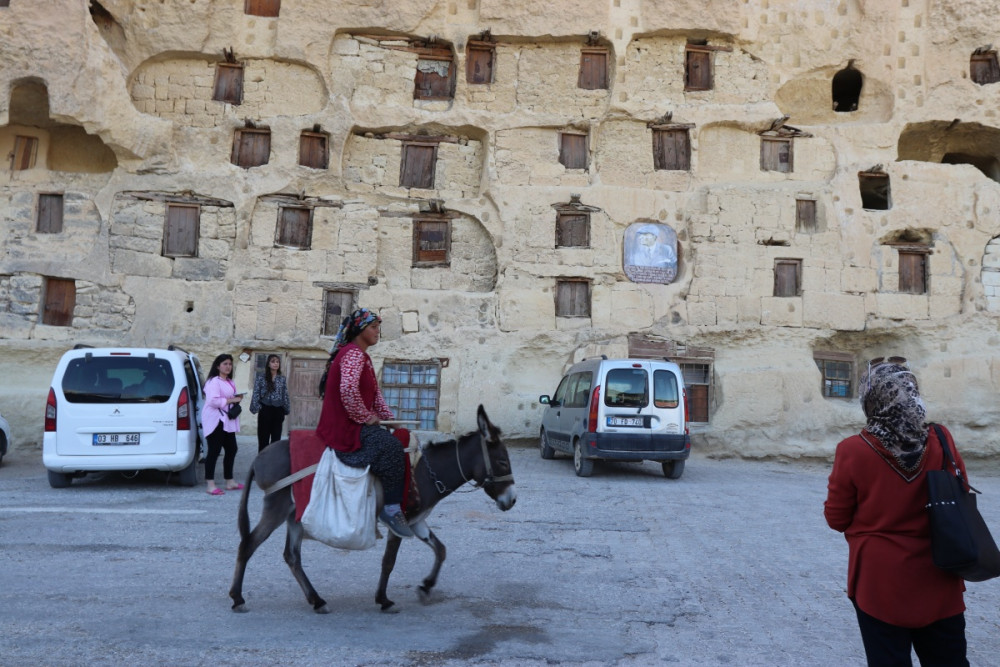 Kayalara oyulmuş bin yıllık Taşkale Tahıl Ambarları 