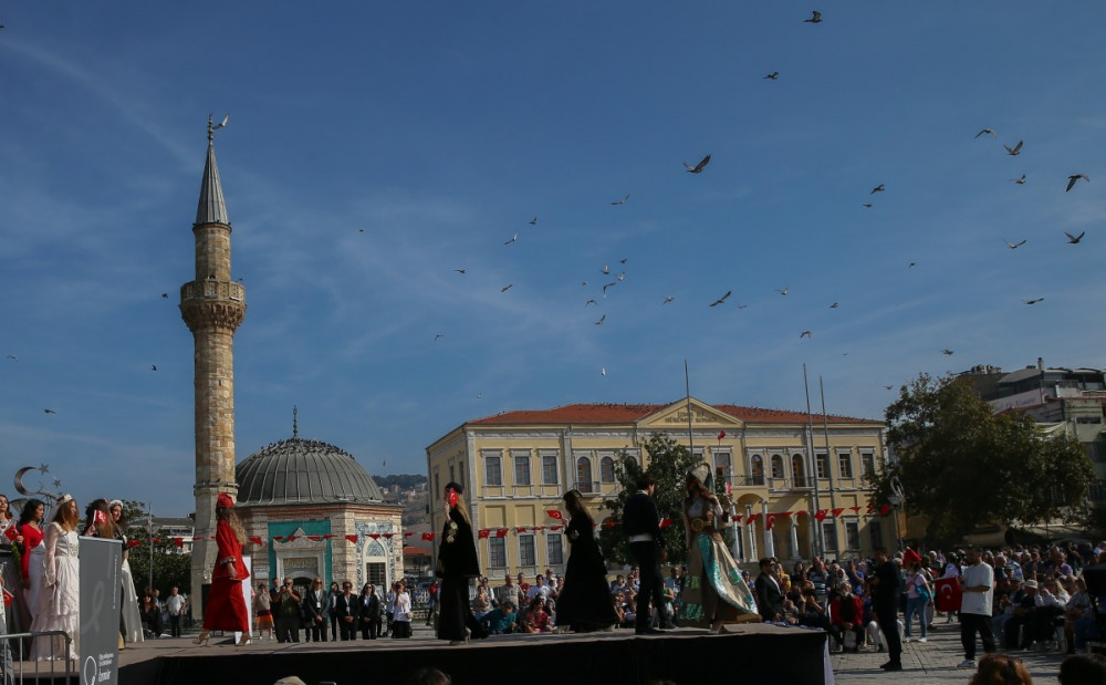 izmirde Anadolu Selçuklu döneminden Cumhuriyete defilesi