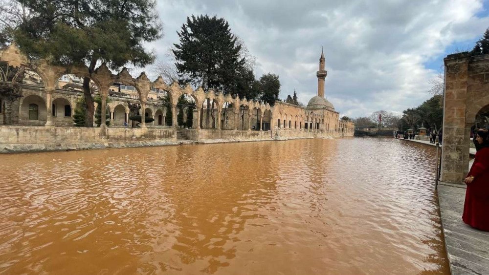 Balıklıgölün mavi suları depremden sonra kahverengiye dönüştü