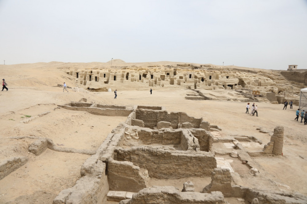 Mısırın Sakkara bölgesinde bir müzeye yetecek arkeolojik eser bulundu