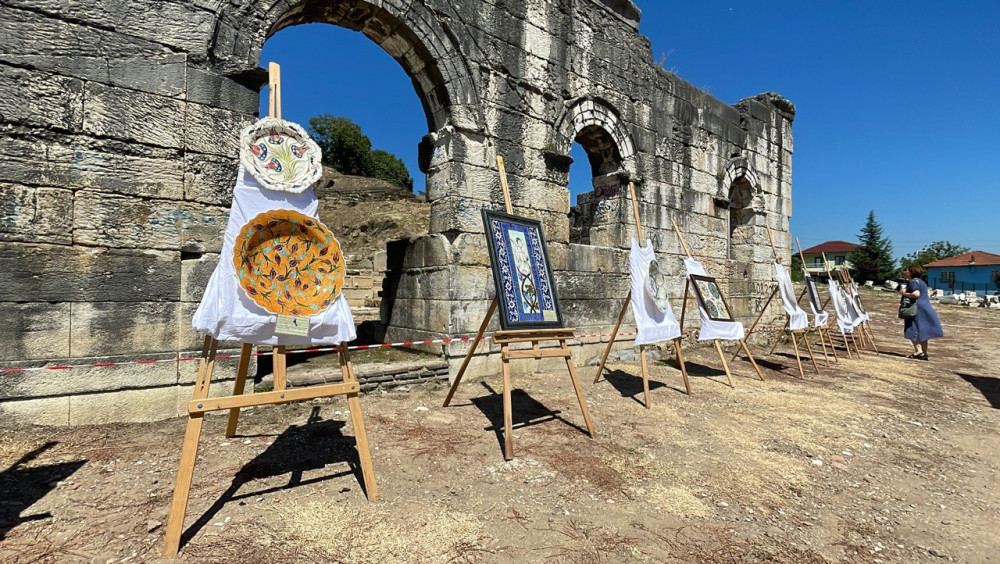 Tılsımlı Konuralp Çini sergisi arkeolojik motiflerden ilham alıyor