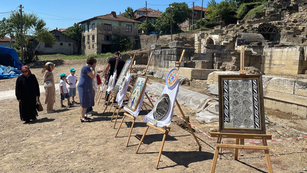 Tılsımlı Konuralp Çini sergisi arkeolojik motiflerden ilham alıyor