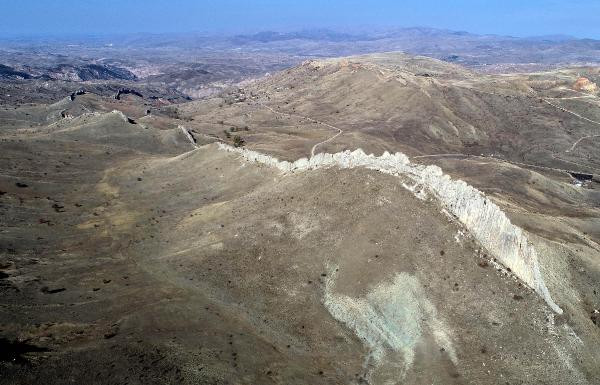 Sivasın Diş Kayalıkları 5 kilometre boyu 50 metre yükseliği ile Çin Seddi gibi