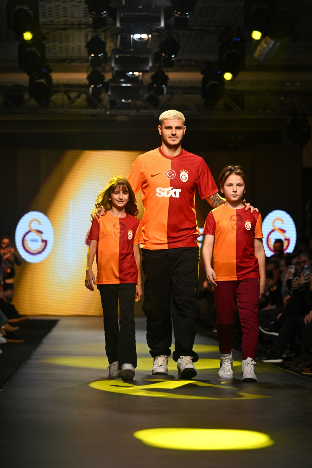 GS Storeun 2024 tasarımlarını Galatasarayın yıldızları